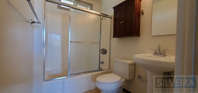 Building Photo - Comfortable upstairs apartment space