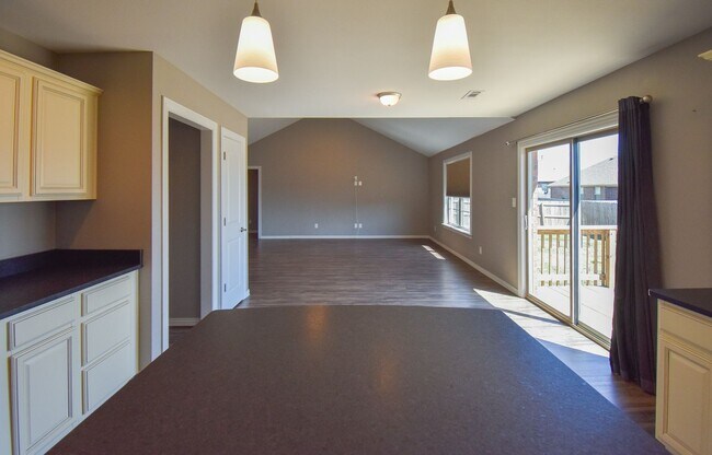 Building Photo - Stunning 3 bedroom, 2 bathroom Home availa...