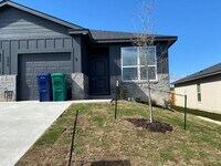 Building Photo - 648 Pacific Crest Trl