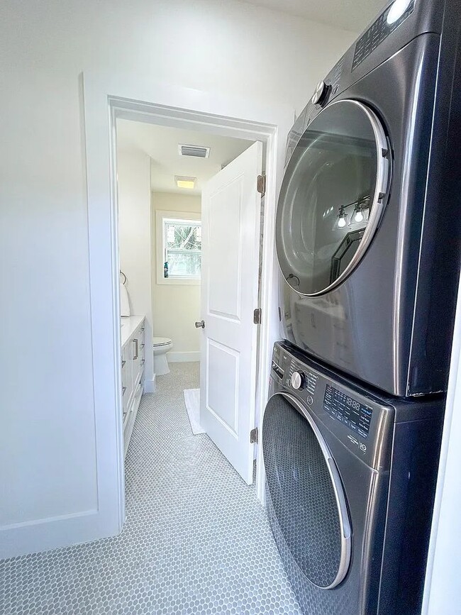 Building Photo - 919 SW 6th Ave