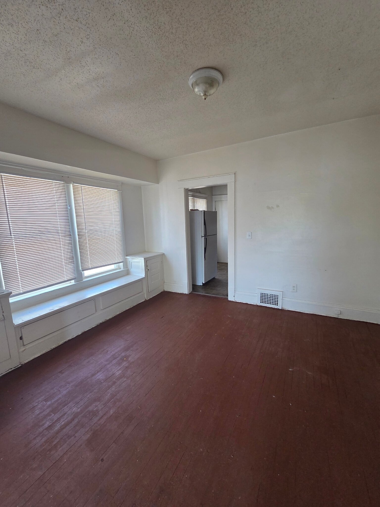 Building Photo - 11807 Honeydale Ave
