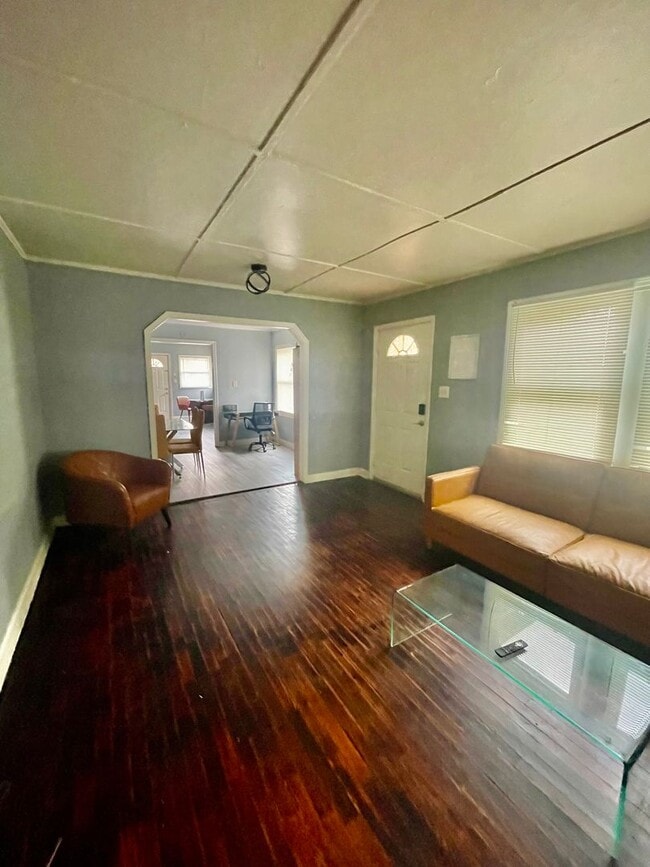 Building Photo - Welcome to this stunning 5-bedroom, 2-bath...