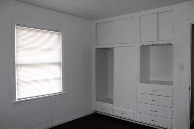 Building Photo - 3800 Woodside Dr