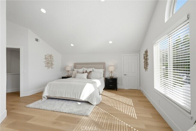 Building Photo - 7 San Vincente