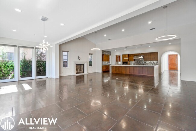 Building Photo - Luxurious and Rare 5 Bed 5.5 Bath Located ...