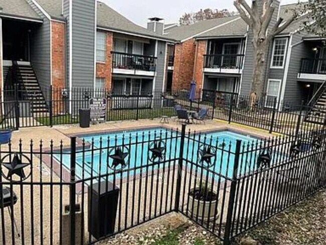 Building Photo - 18333 Roehampton Dr