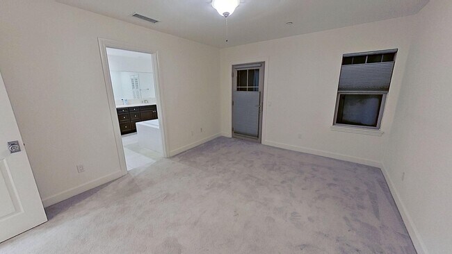 Building Photo - Gorgeous 3 Bedroom 2.5 Bath Townhome