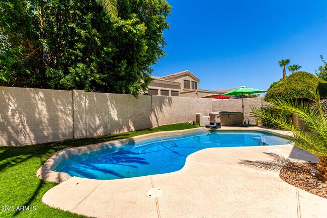 Building Photo - 6804 W Lone Cactus Dr