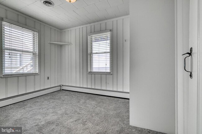 Building Photo - 2166 Lake Dr