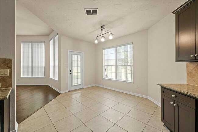 Building Photo - 1319 Lakeridge Ln