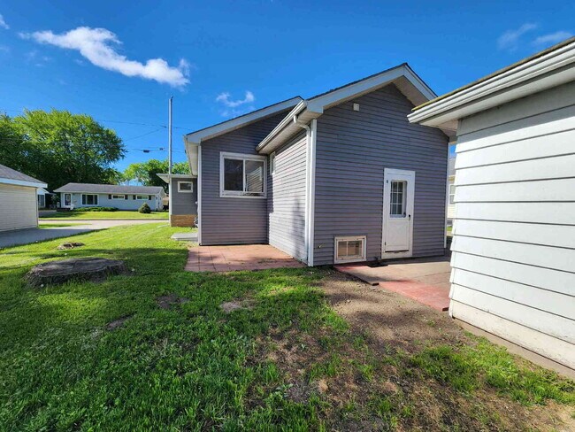 Building Photo - 3 Bedroom with Garage