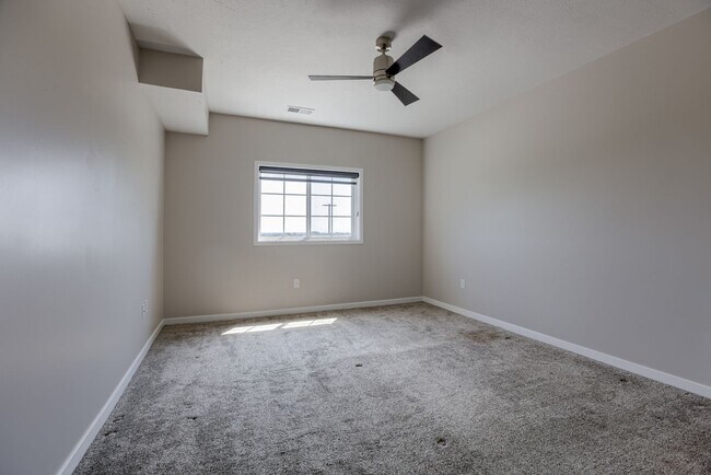 Building Photo - Must See Condo!!