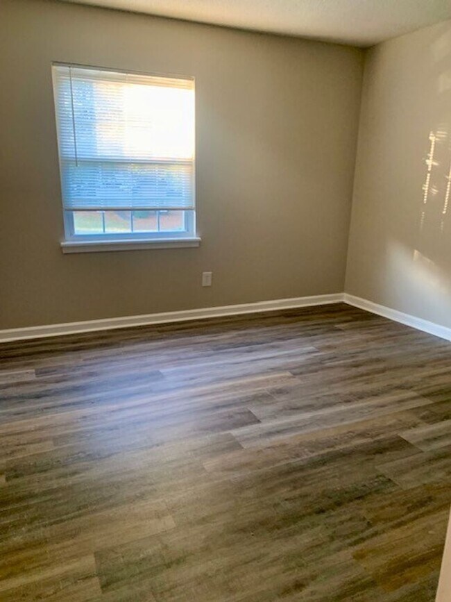 Building Photo - Adorable 2 bedroom 1 bath Condominium in Charlestown Square