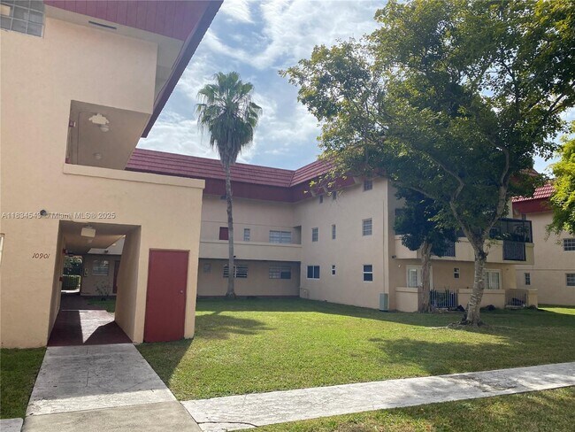 Building Photo - 10901 N Kendall Dr