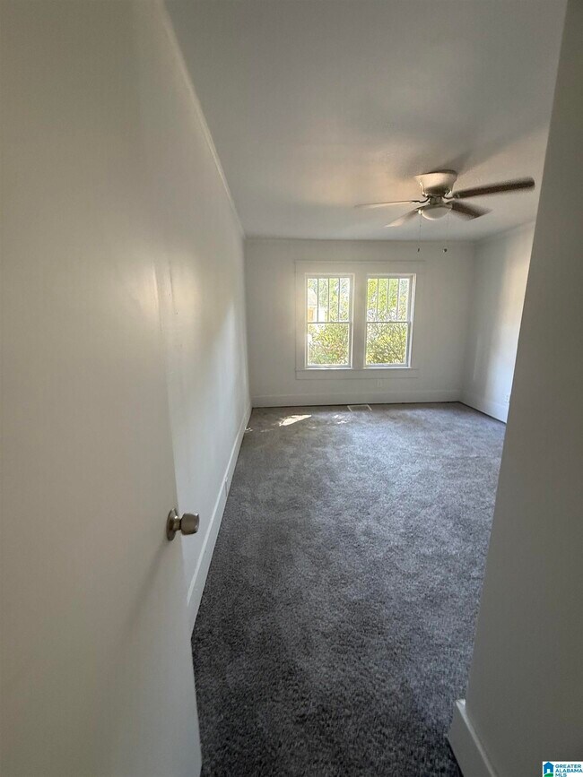 Building Photo - 1736 Mountain Dr
