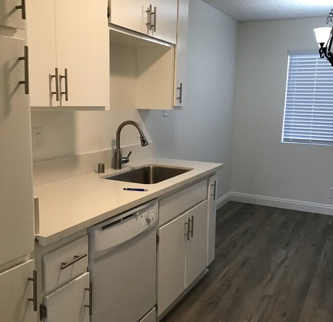 Building Photo - "Charming 1-Bedroom Retreat with Spacious Living in Lancaster – 800 Sq. Ft. of Comfort!"