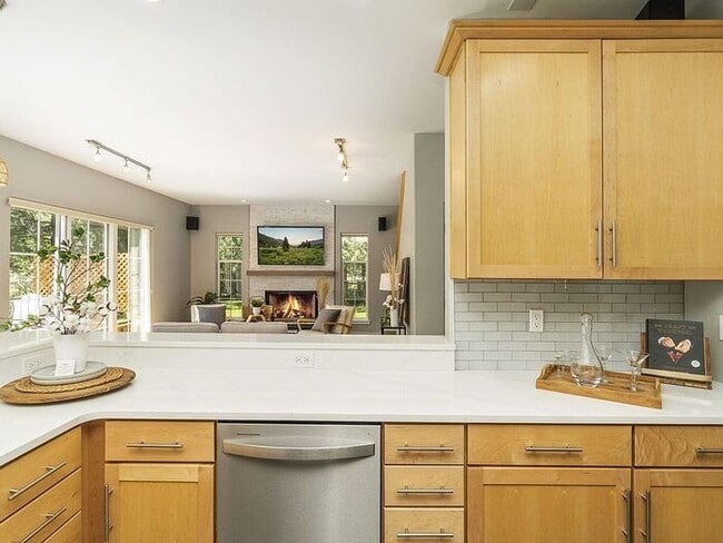 Building Photo - This light filled & charming home in a convenient location!