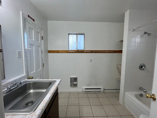 Building Photo - Cute 3 Bedroom 2 Bathroom Home In The NE!