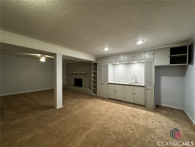 Building Photo - 215 Rivermont Rd