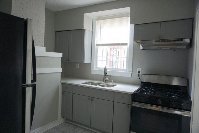 Building Photo - 3 BED | 2 BATH | COURTYARD | VICTORIAN DISTRICT | WALK TO FORSYTH