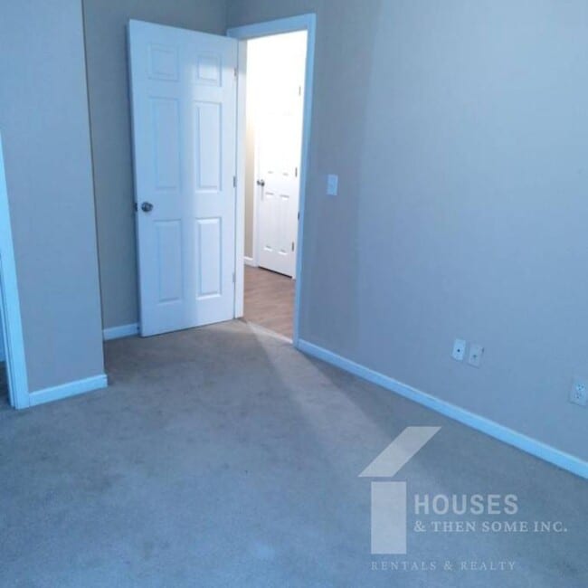 Building Photo - 515 Fairview Rd