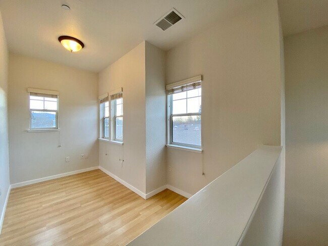 Building Photo - 140 Valley Oak Dr