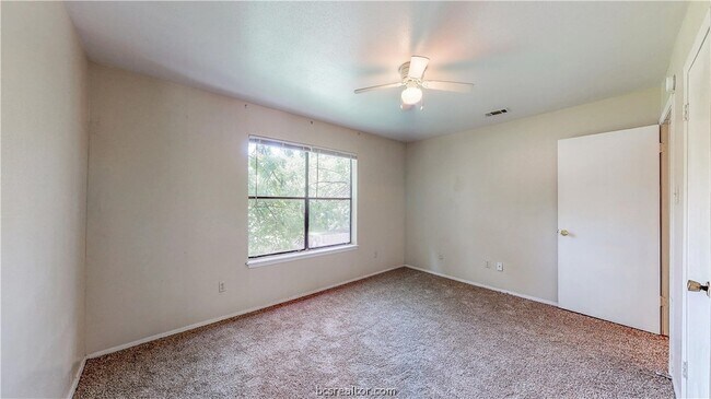 Building Photo - 303 Manuel Dr