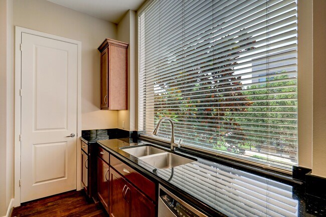 Building Photo - 5202b Rose St