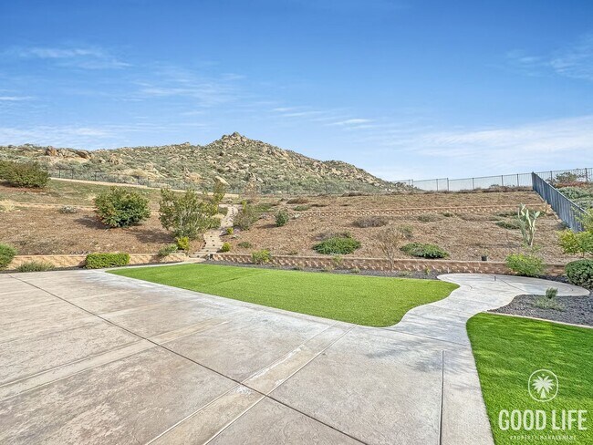 Building Photo - Beautiful 5Bd/3.5Ba Home in Cul-de-Sac in Riverside w/new Turf Back Yard and New Carpet!