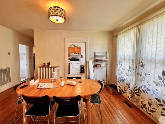 Building Photo - Charming 1920's Single family home near Scott Stadium & UVA for Rent