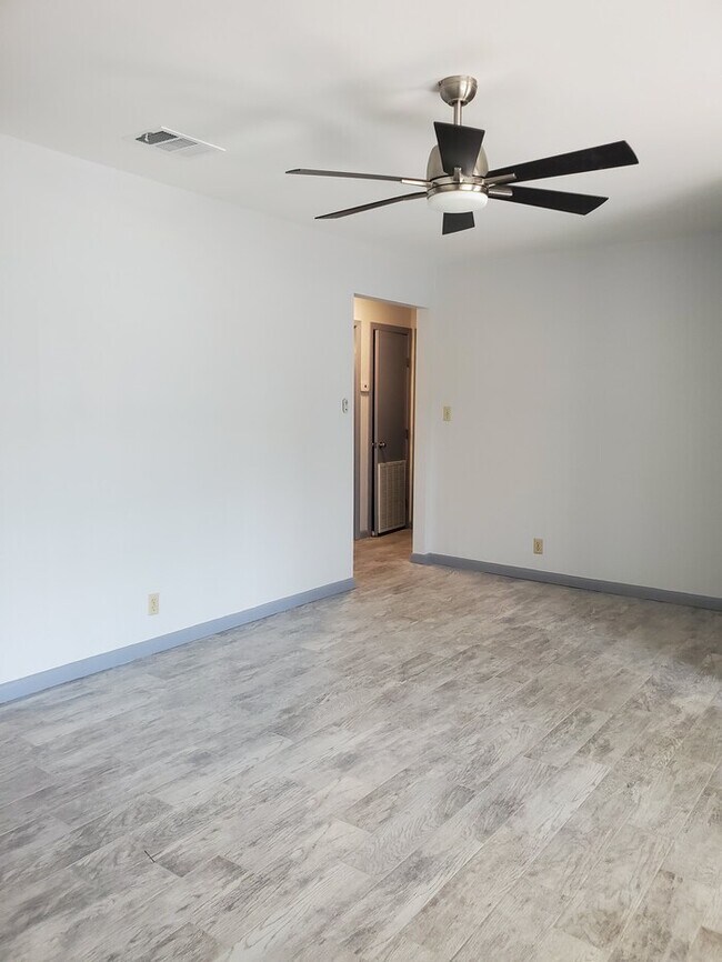 Building Photo - 113 E Hoogland Ave