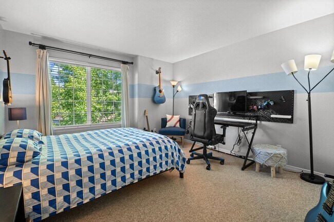 Building Photo - 2062 Hyacinth Rd