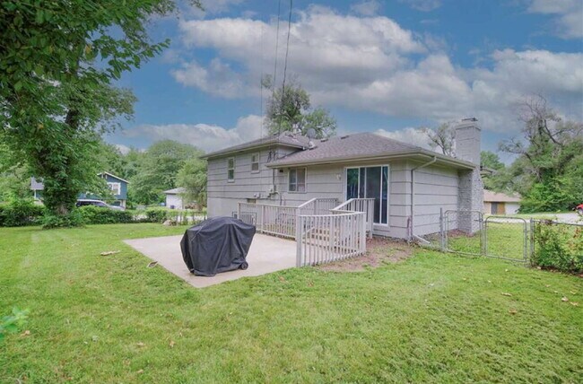 Building Photo - Beautiful 3 Bedroom / 1.5 Bath *Large Corner Lot* 2 Car Garage