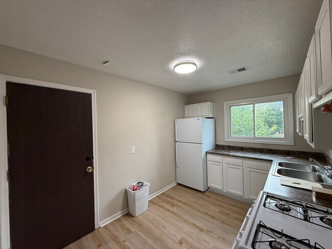 Building Photo - 2606 E Hennepin Ave