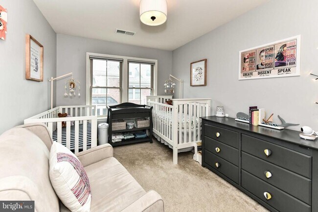 Building Photo - 2505 S Kenmore Ct