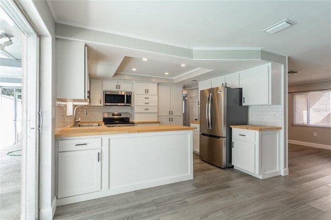 Building Photo - 2021 Valley Dr