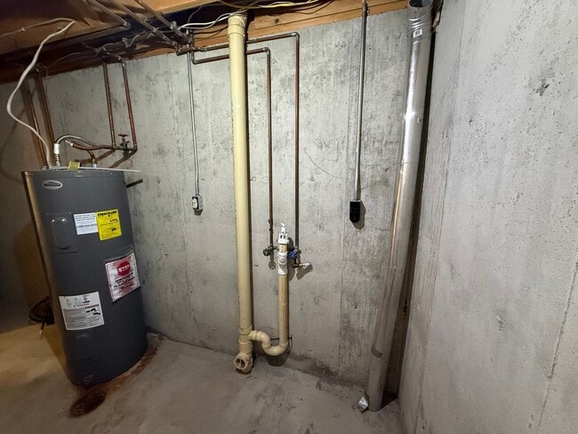 Building Photo - Two bedroom, one and bathroom townhome loc...