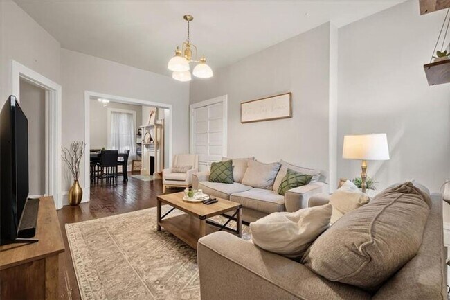 Building Photo - Beautiful 3 Bed/1 Bath in Pittsburgh's Lawrenceville Neighborhood - Prime Location!! - Available ...