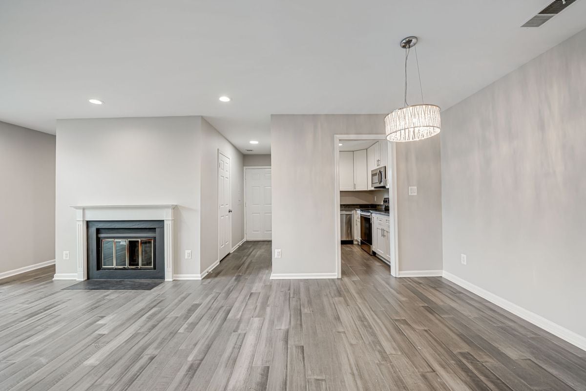 Building Photo - 2815 Lee Oaks Ct