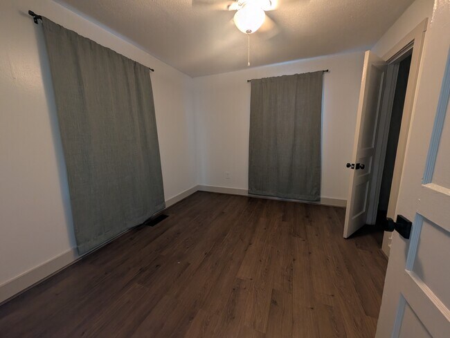 Building Photo - 923 E Valley Dr