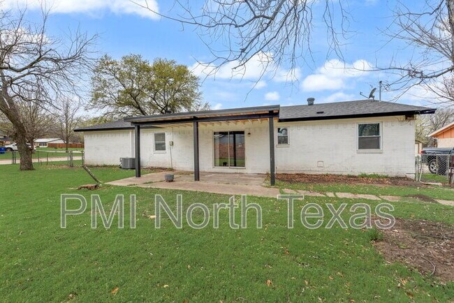 Building Photo - 305 Live Oak Dr