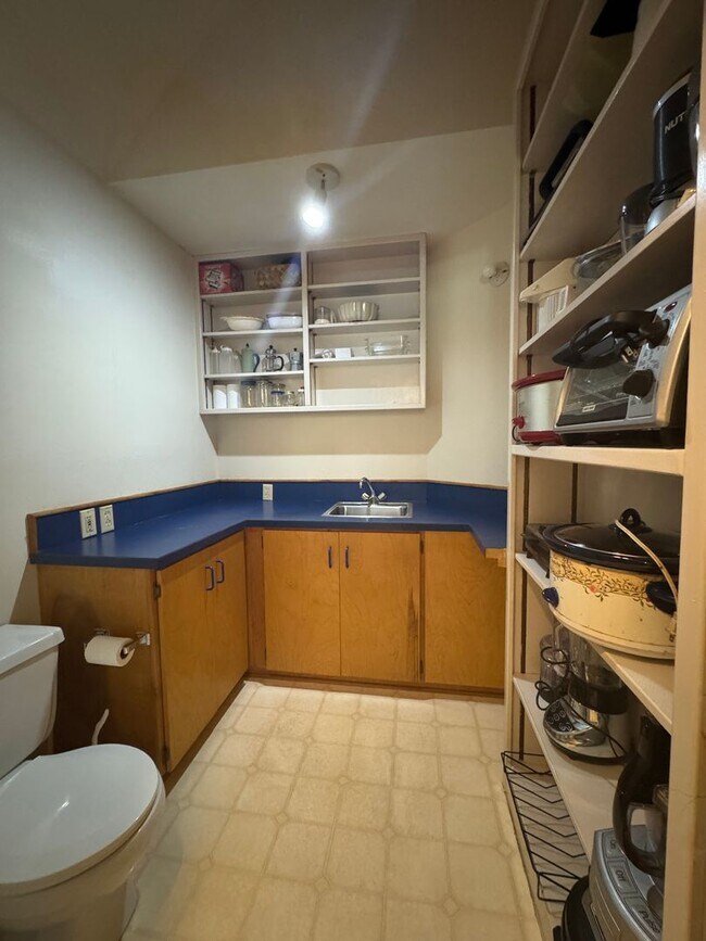 Building Photo - Fully Furnished- 3 BDRM/2.5 BATH
