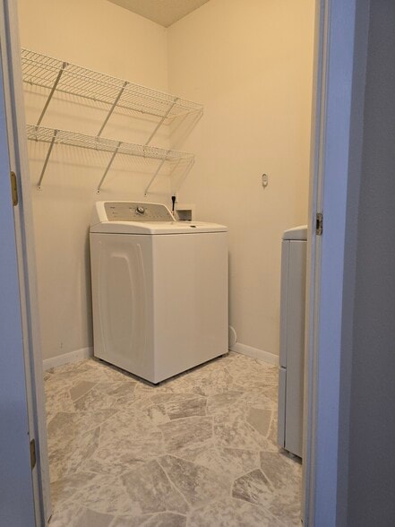 Laundry Room - 994 38 1/2 Ave W