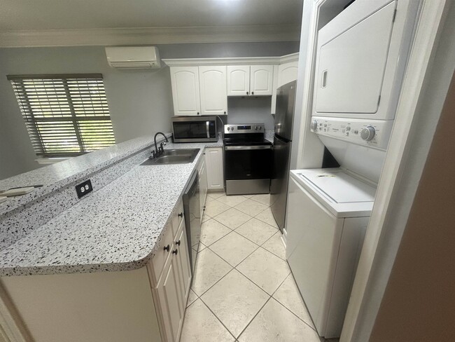 Building Photo - 409 E 7th Ave