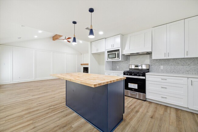 Building Photo - 9319 Carousel Ln