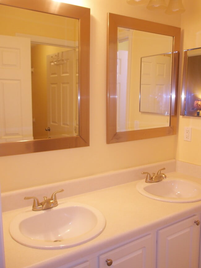 Building Photo - Annual turnkey furnished renovated GATED C...