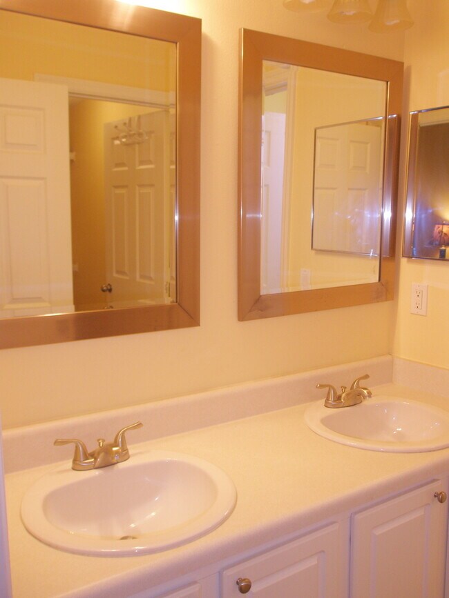 Building Photo - Annual turnkey furnished renovated GATED COMMUNITY**3 BEDROOM TOWNHOUSE