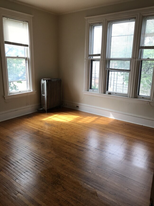 Building Photo - Beautiful 5 Bedroom 2 Bathroom Home in Sou...