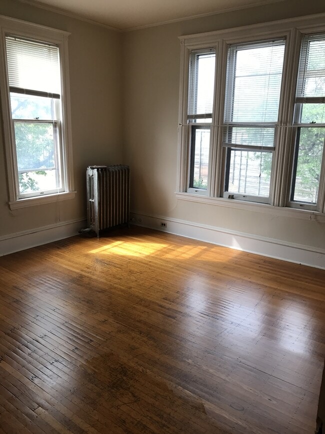 Building Photo - Beautiful 5 Bedroom 2 Bathroom Home in South Minneapolis!