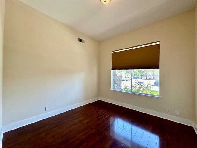 Building Photo - 826 Chynoweth Ct